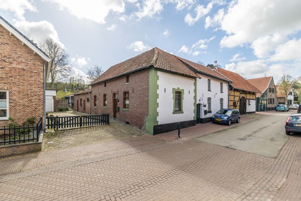 Foto - Te koop: Deze authentieke, landelijk gelegen woonboerderij uit 1900 biedt volop mogelijkheden om geheel naar eigen smaak te moderniseren